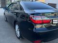 Toyota Camry 2015 года за 13 500 000 тг. в Актобе – фото 2