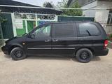 Kia Carnival 2003 года за 1 600 000 тг. в Шымкент – фото 2
