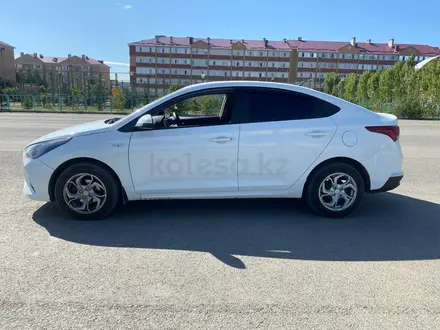 Hyundai Solaris 2021 года за 7 000 000 тг. в Актобе – фото 2