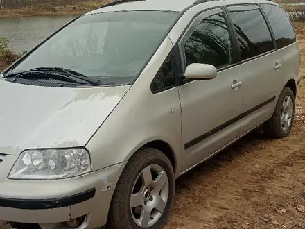 Volkswagen Sharan 2000 года за 1 500 000 тг. в Аксай – фото 2