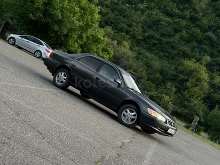 Toyota Camry 2000 года за 3 100 000 тг. в Алматы – фото 5