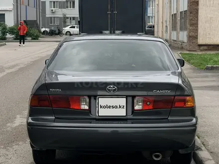 Toyota Camry 2000 года за 3 100 000 тг. в Алматы – фото 2
