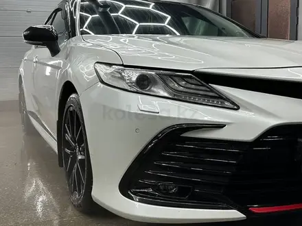 Toyota Camry 2021 года за 18 300 000 тг. в Астана – фото 2