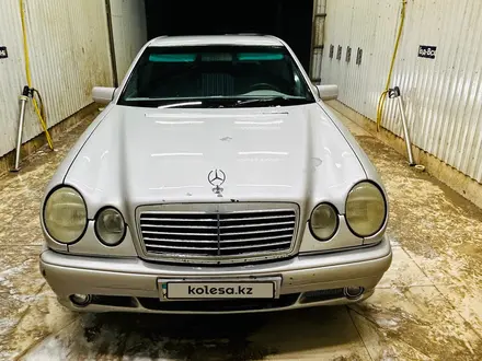 Mercedes-Benz E 200 1997 года за 2 300 000 тг. в Атырау – фото 10