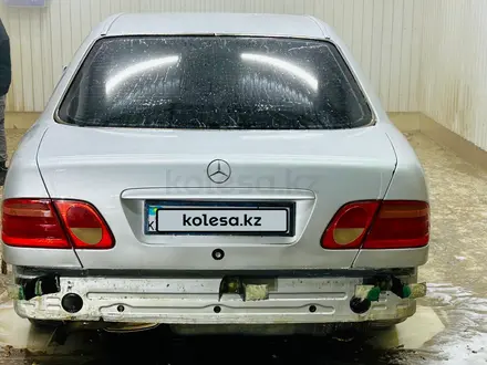 Mercedes-Benz E 200 1997 года за 2 300 000 тг. в Атырау – фото 4