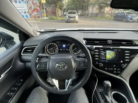 Toyota Camry 2019 года за 14 800 000 тг. в Алматы – фото 4