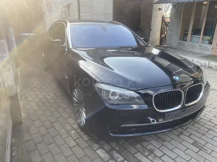 BMW 750 2009 года за 5 500 000 тг. в Алматы – фото 2