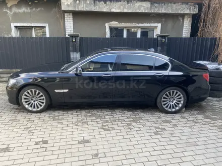 BMW 750 2009 года за 5 500 000 тг. в Алматы – фото 3