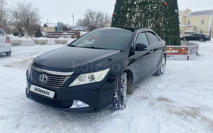 Toyota Camry 2013 года за 9 800 000 тг. в Атырау