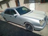 Mercedes-Benz E 320 1997 года за 2 100 000 тг. в Астана – фото 2