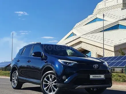 Toyota RAV4 2018 года за 15 700 000 тг. в Астана
