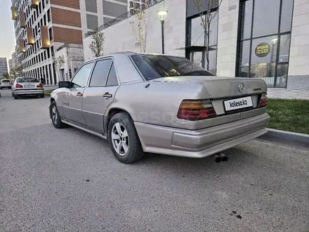 Mercedes-Benz E 200 1991 года за 2 800 000 тг. в Астана – фото 4