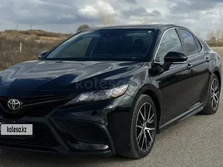 Toyota Camry 2021 года за 12 200 000 тг. в Актобе – фото 14