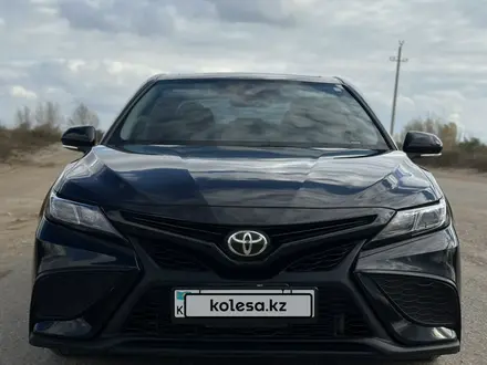 Toyota Camry 2021 года за 12 200 000 тг. в Актобе – фото 7