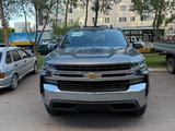 Chevrolet Silverado 2021 года за 15 500 000 тг. в Астана – фото 2