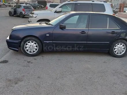 Mercedes-Benz E 200 1998 года за 2 500 000 тг. в Атырау – фото 3