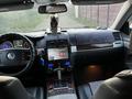 Volkswagen Touareg 2008 года за 6 500 000 тг. в Павлодар – фото 6
