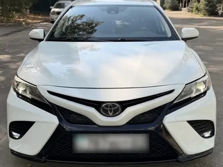 Toyota Camry 2020 года за 11 500 000 тг. в Алматы
