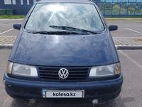 Volkswagen Sharan 1998 годаүшін2 000 000 тг. в Астана