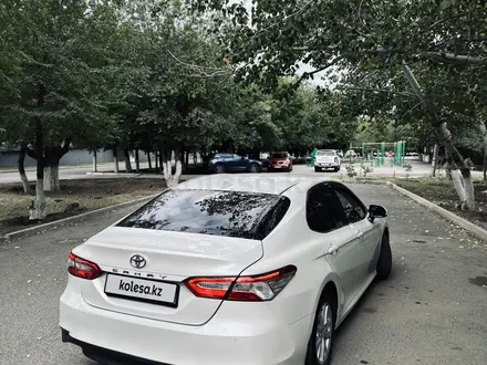 Toyota Camry 2019 года за 11 500 000 тг. в Атырау – фото 2