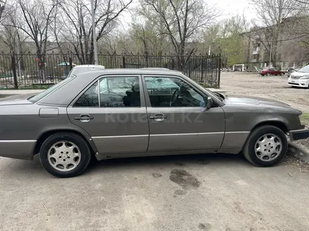 Mercedes-Benz E 200 1993 года за 1 500 000 тг. в Караганда – фото 3