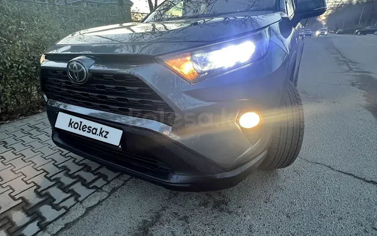 Toyota RAV4 2019 года за 14 290 000 тг. в Алматы