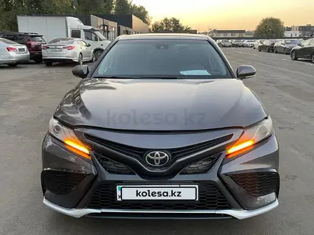 Toyota Camry 2020 года за 9 221 550 тг. в Алматы – фото 2