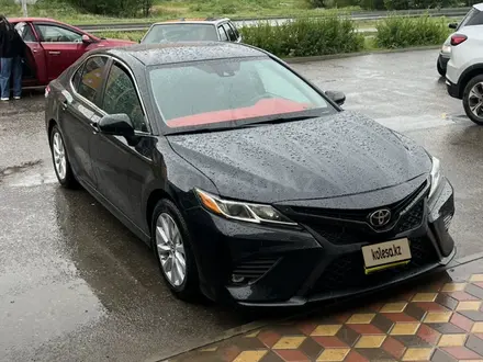 Toyota Camry 2019 года за 9 300 000 тг. в Актобе