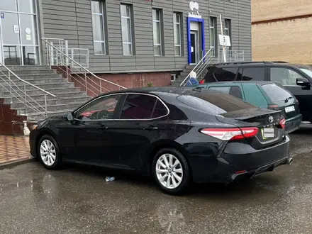 Toyota Camry 2019 года за 9 300 000 тг. в Актобе – фото 2