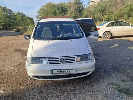 Volkswagen Sharan 1997 года за 2 500 000 тг. в Караганда