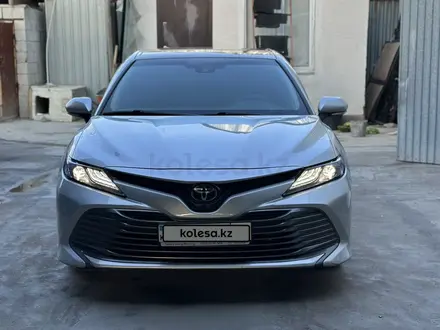 Toyota Camry 2018 года за 13 700 000 тг. в Алматы – фото 2