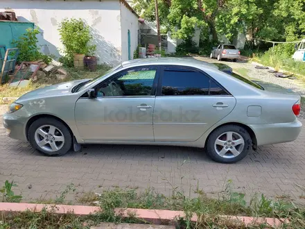 Toyota Camry 2004 года за 5 000 000 тг. в Актобе – фото 2