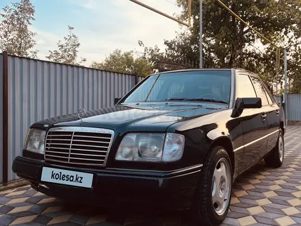 Mercedes-Benz E 220 1993 года за 1 900 000 тг. в Алматы