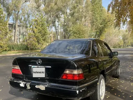 Mercedes-Benz E 220 1993 года за 1 900 000 тг. в Алматы – фото 4