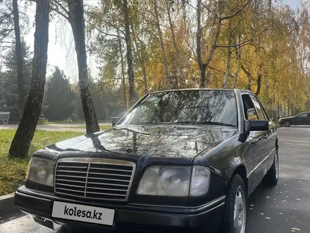 Mercedes-Benz E 220 1993 года за 1 900 000 тг. в Алматы – фото 2