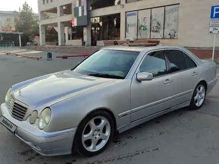 Mercedes-Benz E 320 1999 года за 4 400 000 тг. в Алматы – фото 2