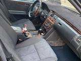 Mercedes-Benz E 320 1998 года за 2 600 000 тг. в Актау – фото 5
