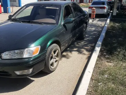 Toyota Camry 2000 года за 3 000 000 тг. в Актобе – фото 3