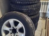Титановый диски с покрышками за 450 000 тг. в Актобе