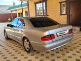 Mercedes-Benz E 240 1999 года за 4 500 000 тг. в Айтеке би – фото 2