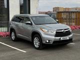 Toyota Highlander 2014 года за 13 600 000 тг. в Актобе – фото 2