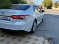 Toyota Camry 2018 года за 11 350 000 тг. в Караганда – фото 10