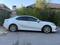 Toyota Camry 2018 года за 11 350 000 тг. в Караганда – фото 4