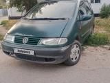 Volkswagen Sharan 1995 года за 900 000 тг. в Тараз