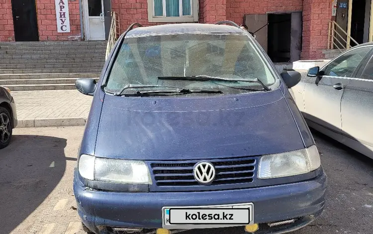 Volkswagen Sharan 1998 годаfor1 750 000 тг. в Астана