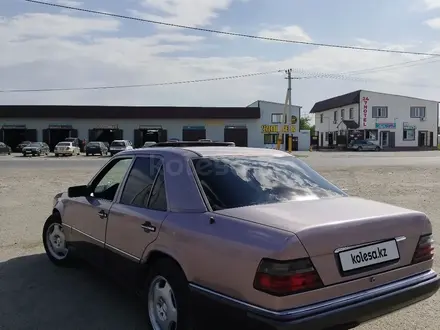 Mercedes-Benz E 220 1993 года за 2 050 000 тг. в Тараз – фото 4