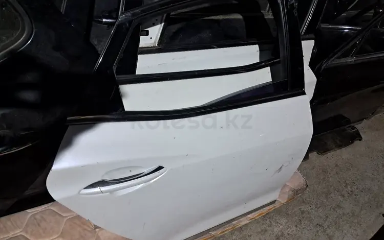 Дверь на Hyundai Grandeur HG за 10 100 тг. в Шымкент
