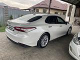 Toyota Camry 2018 года за 14 500 000 тг. в Алматы – фото 2