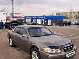 Toyota Camry 2000 года за 3 200 000 тг. в Алматы – фото 2