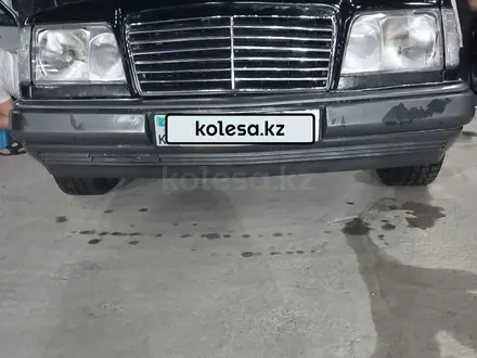 Mercedes-Benz E 220 1993 года за 1 750 000 тг. в Шымкент